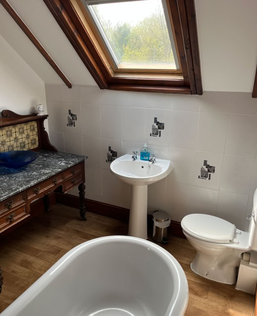 Granary - master bathroom 